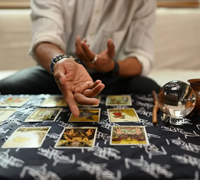 Hombre leyendo tarot